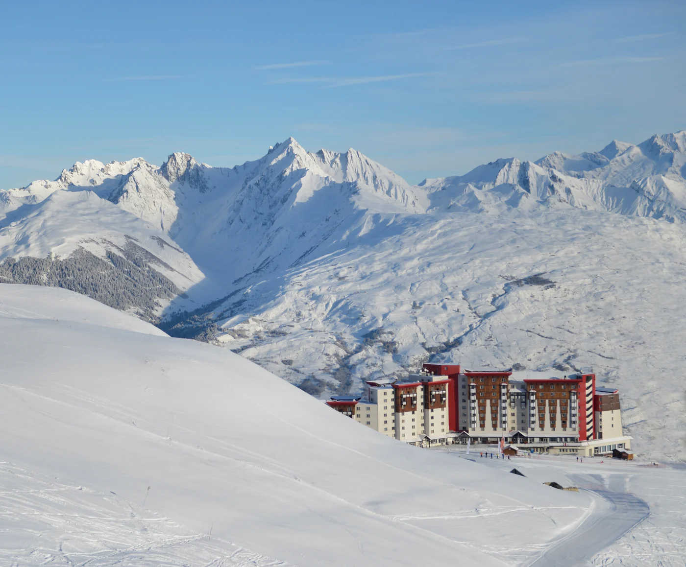 Club Med La Plagne 2100, França — fotografia oficial do village na temporada de neve