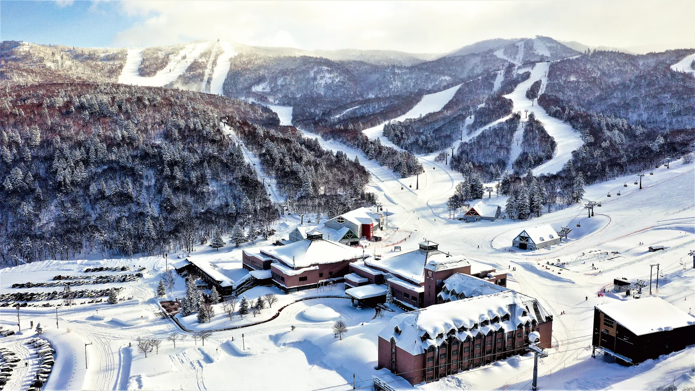 Club Med Kiroro Peak, Japão — fotografia oficial do village na temporada de neve