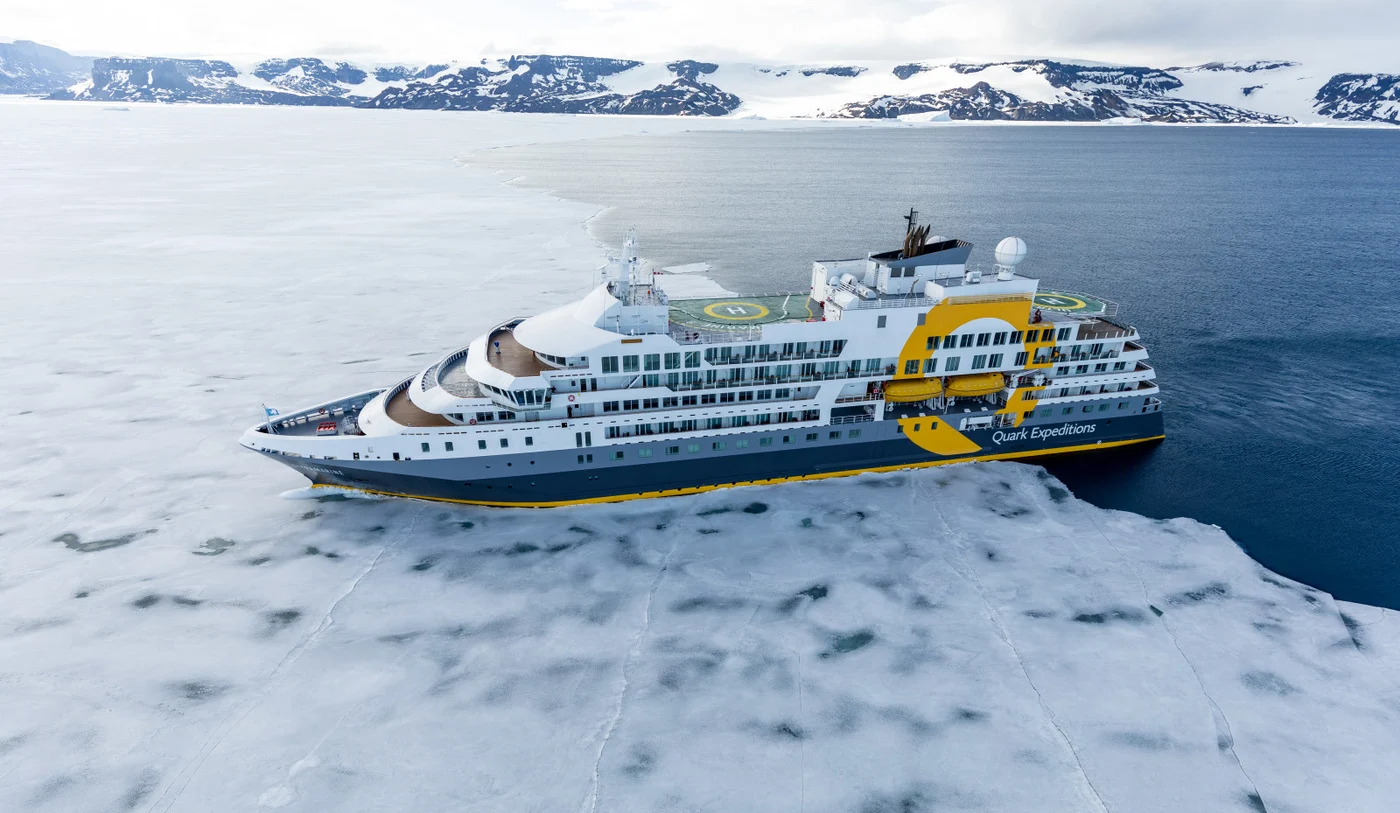 Ultramarine, da Quark Expeditions, entre o gelo polar — fotografia oficial.