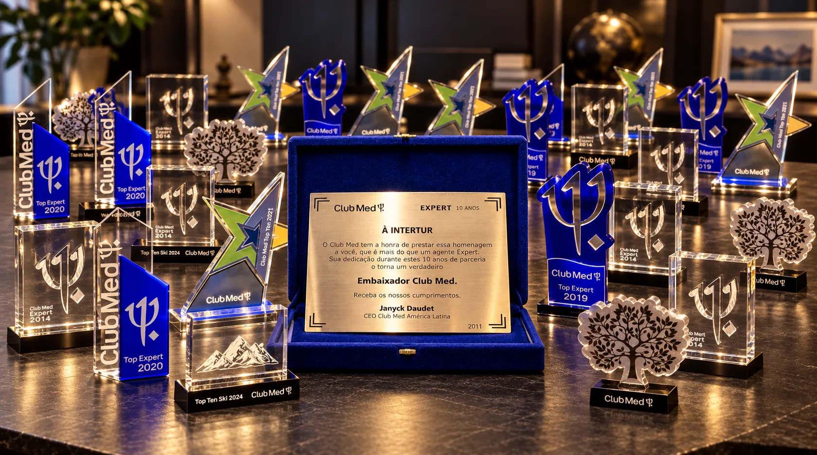 Troféus e reconhecimentos Club Med da Intertur Viagens, com a placa de homenagem em destaque.